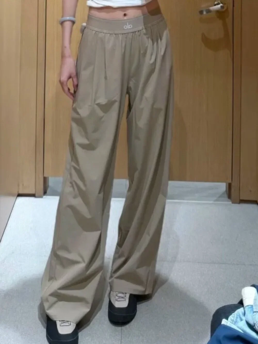 ☁️ NWT Alo Yoga Suit Up Trouser Gravel  🥳 Neutral Wide Leg Pants  Regular-30